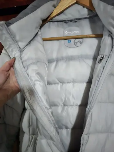 Chaqueta acolchada gris con capucha - miniatura 3