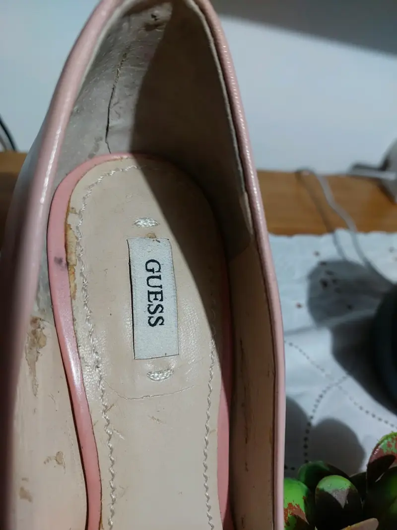 Tacones rosa marca Guess - 2