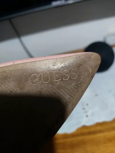 Tacones rosa marca Guess - miniatura 4