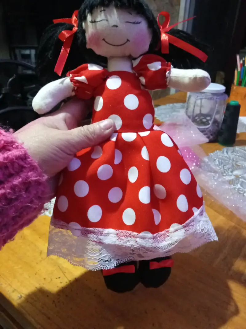 Muñeca de tela con vestido rojo