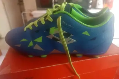Zapatillas de fútbol azul y verde - miniatura 1