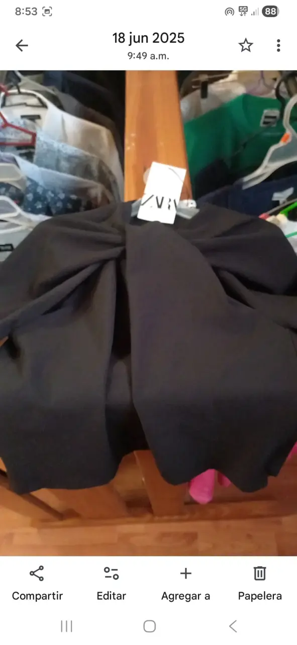 Chaqueta negra con etiqueta - 1