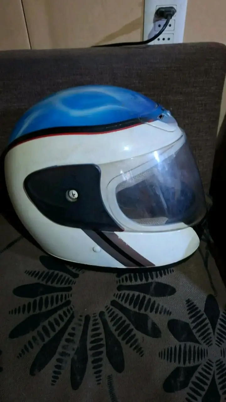 Casco de moto azul y blanco - 1