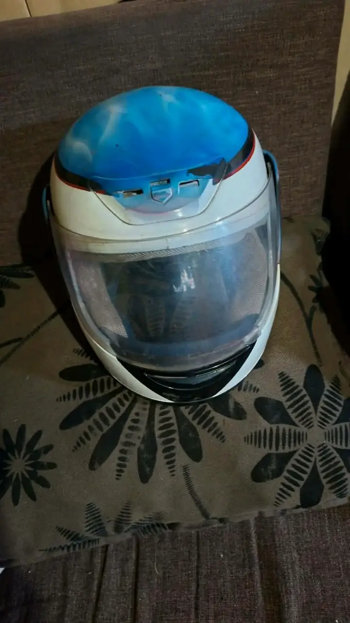 Casco de moto azul y blanco - 2