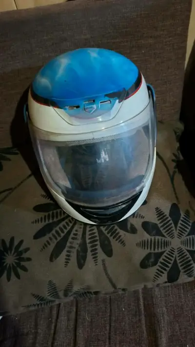 Casco de moto azul y blanco - miniatura 2