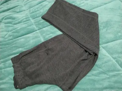 Pantalones deportivos grises - miniatura 1