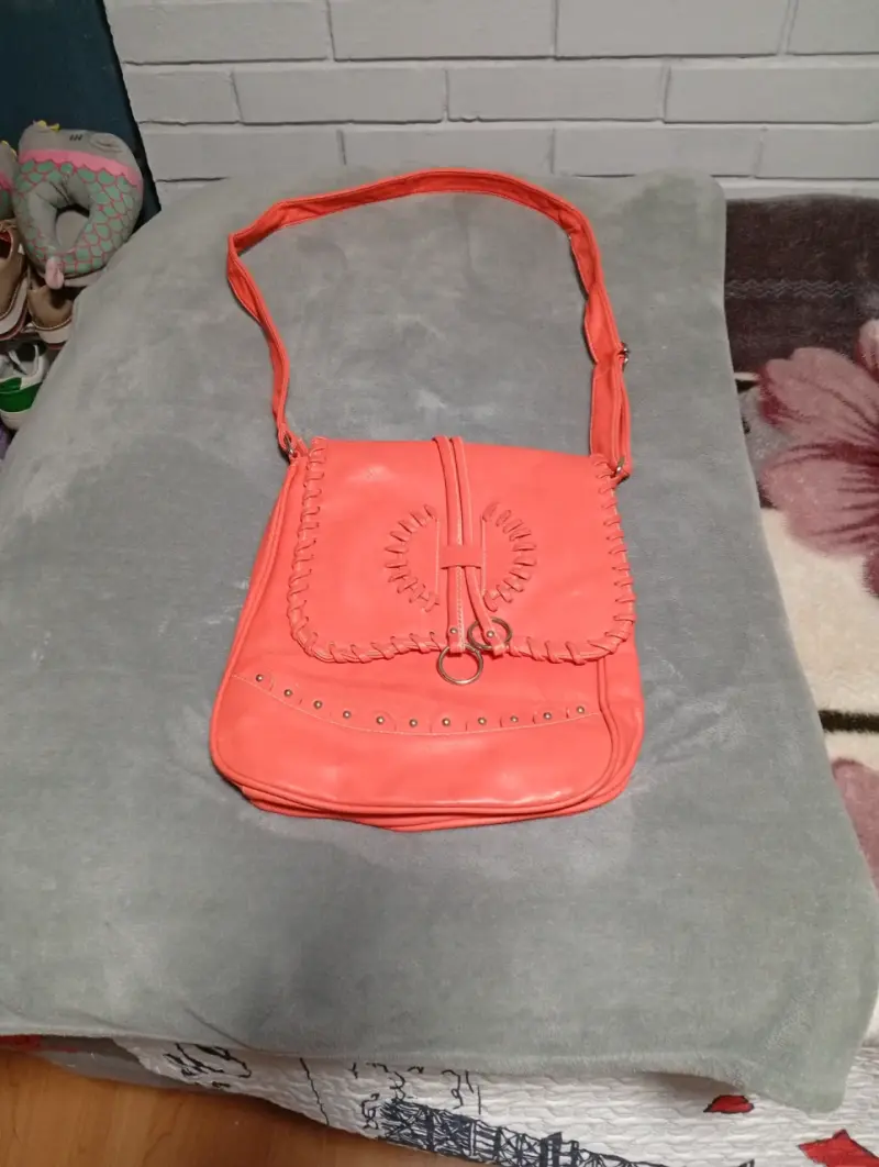 Cartera coral con detalles bordados
