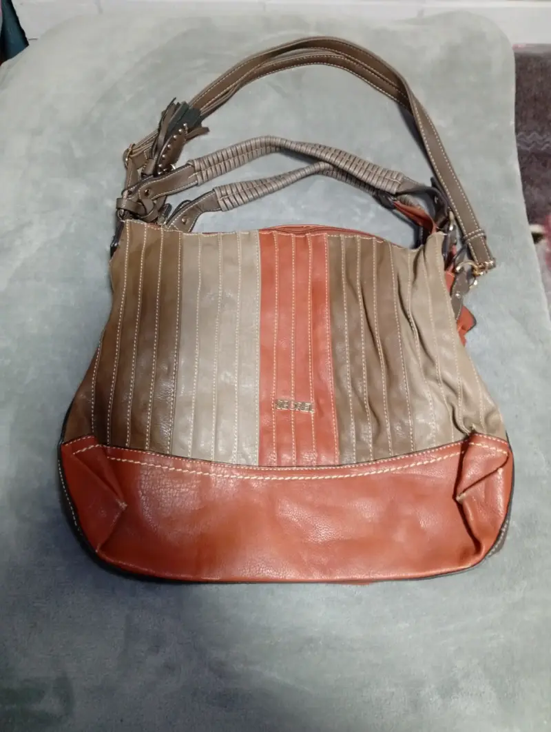 Bolso de cuero marrón y beige