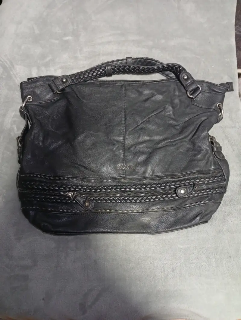 Bolso negro con correas trenzadas