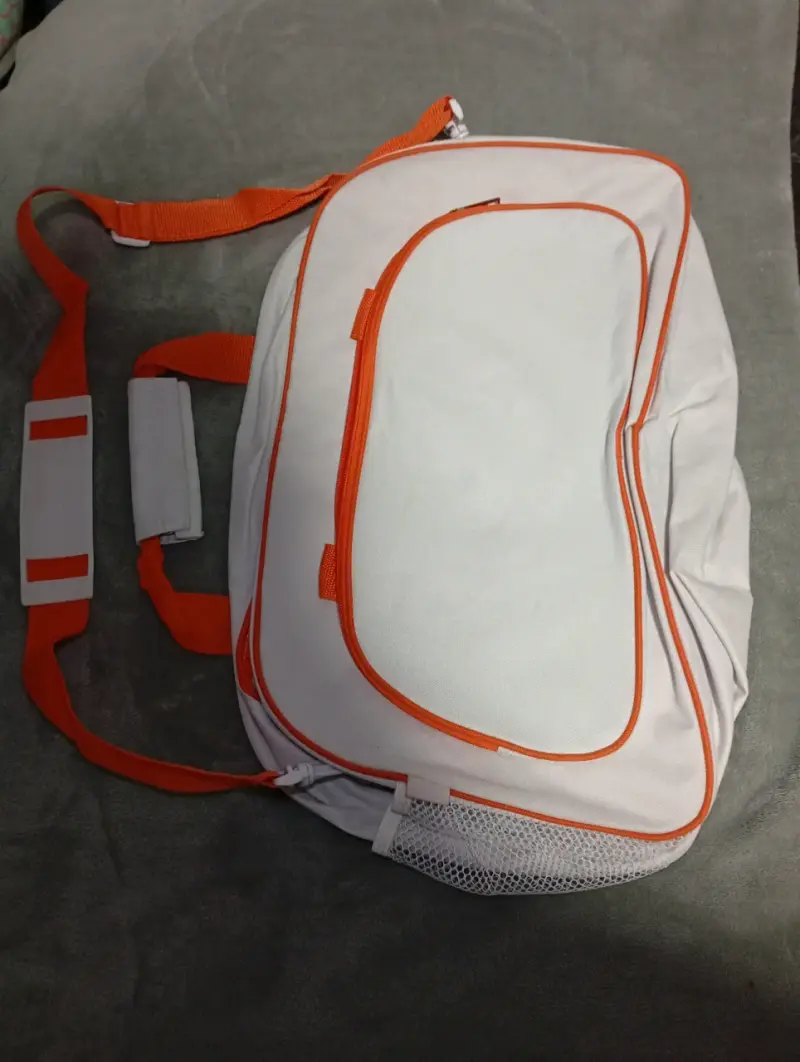 Bolso deportivo blanco y naranja