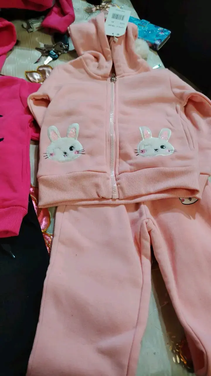 Conjunto rosado con diseño de conejos - 1