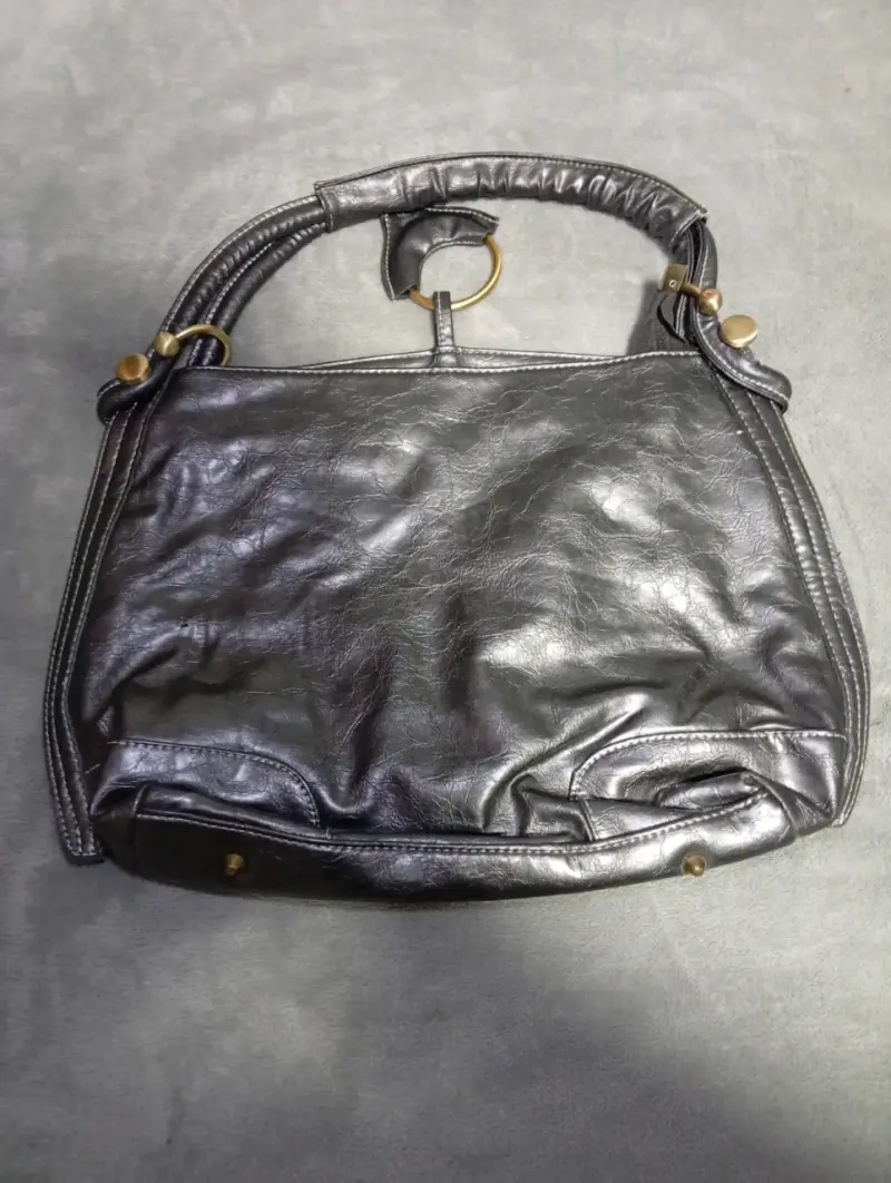 Bolso plateado de cuero
