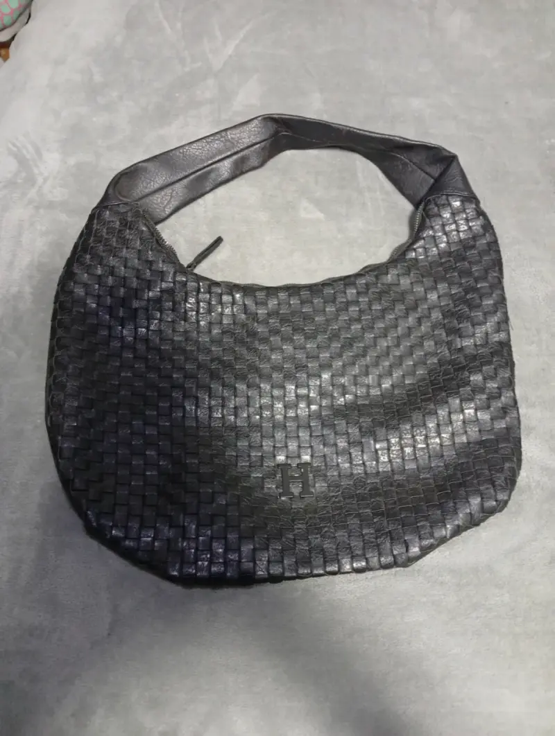 Cartera negra de cuero trenzado