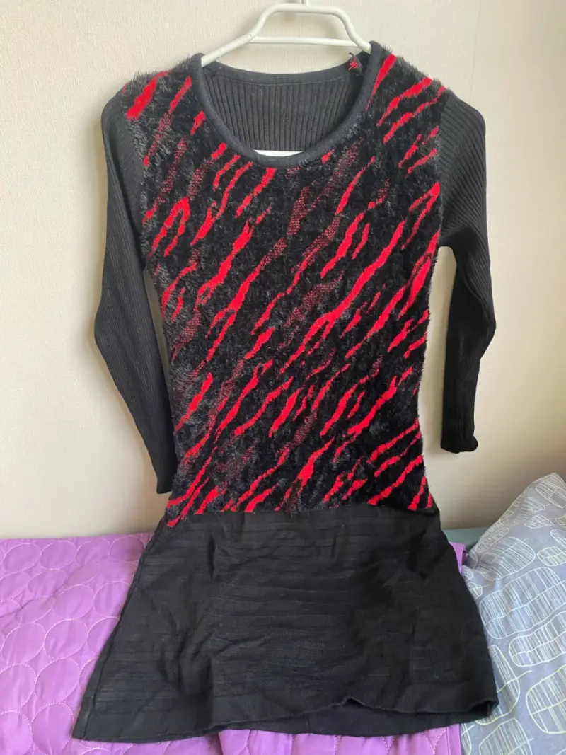 Vestido negro con diseño rojo