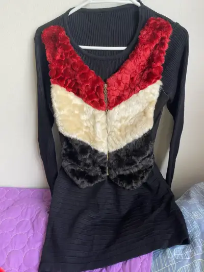 Vestido negro con detalles peludos - miniatura 1