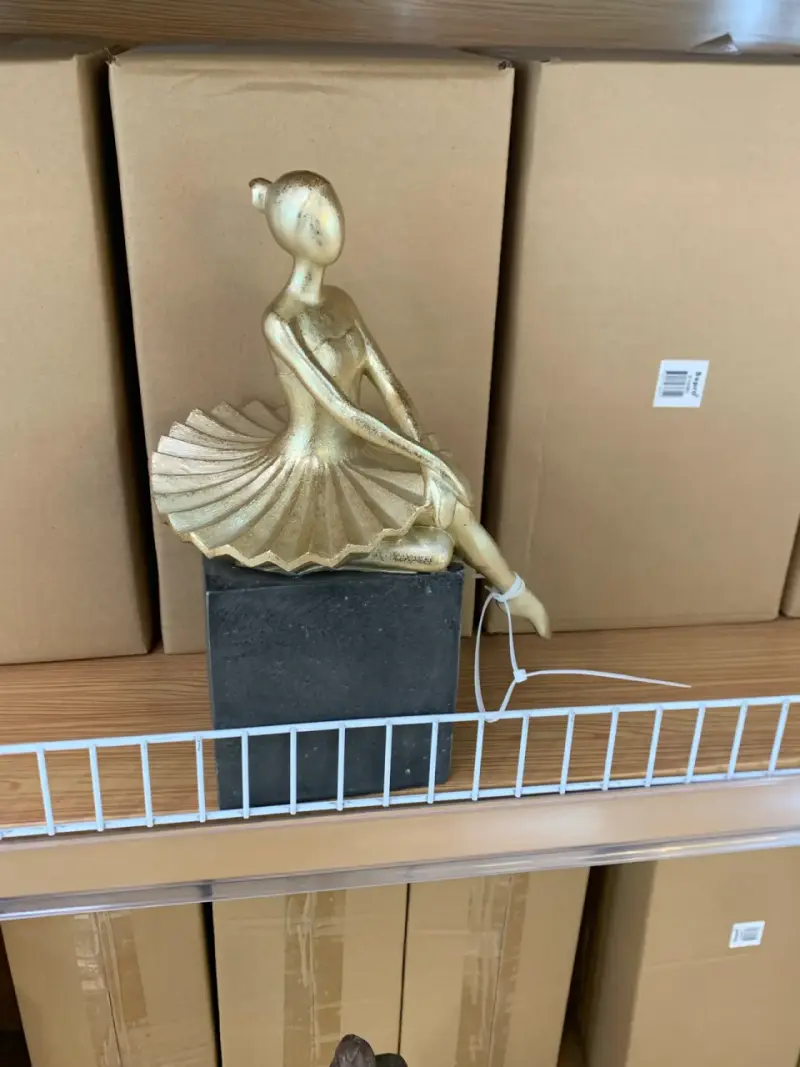 Estatuilla de bailarina dorada - 2