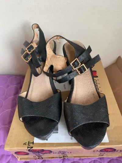 Sandalias negras taco alto livianas - miniatura 1