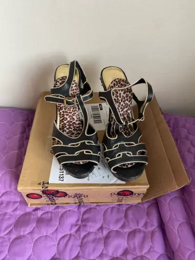 Sandalias negras con diseño dorado - miniatura 1