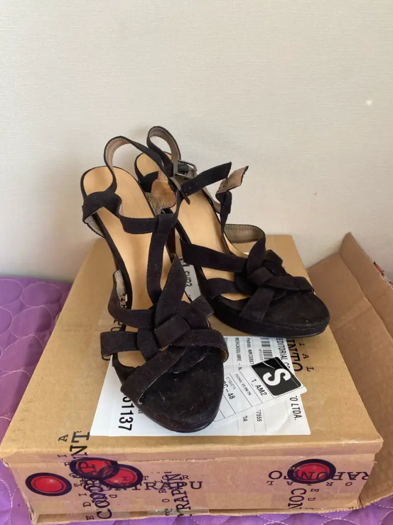 Sandalias negras de tacón alto