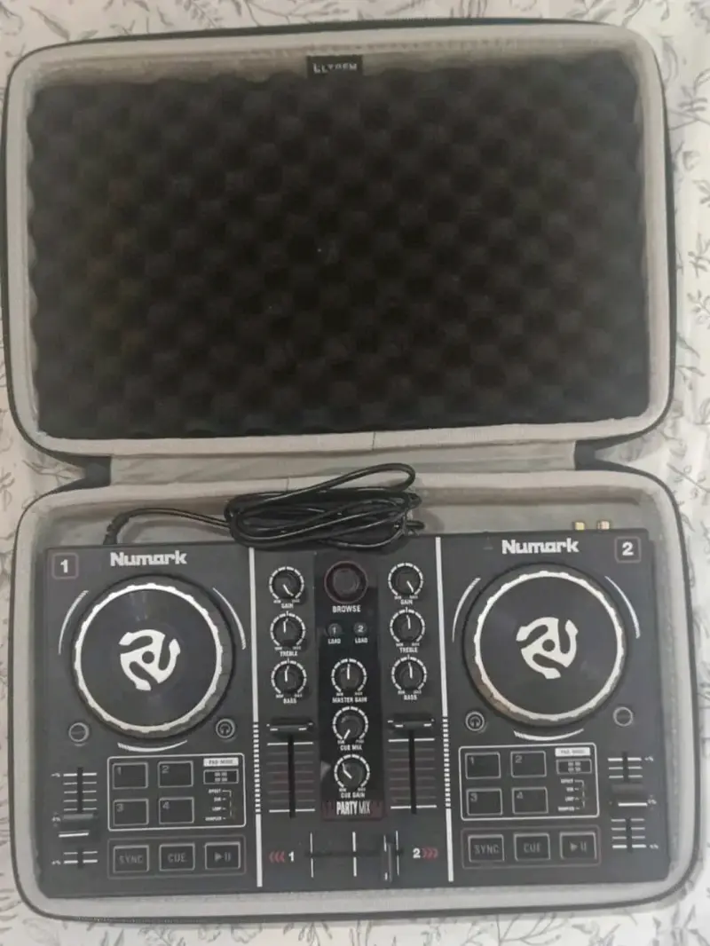 Controlador y Case DJ Numark Party Mix - 2