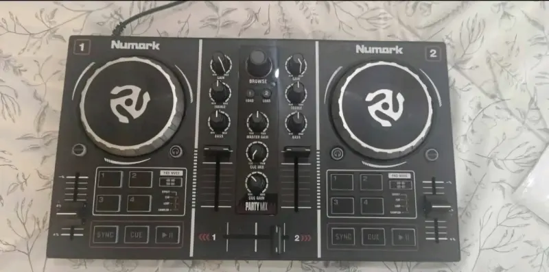 Controlador y Case DJ Numark Party Mix - 3