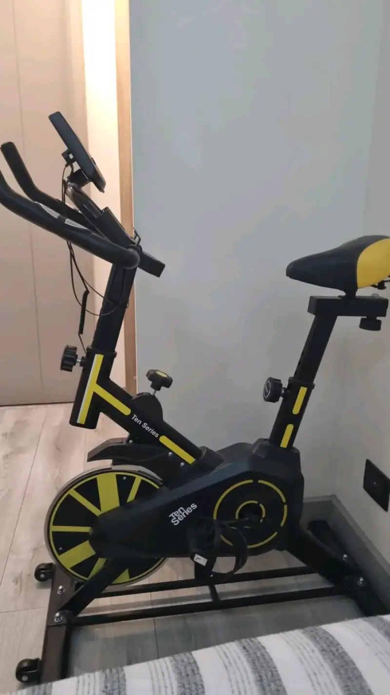 Bicicleta estática negra y amarilla - 1