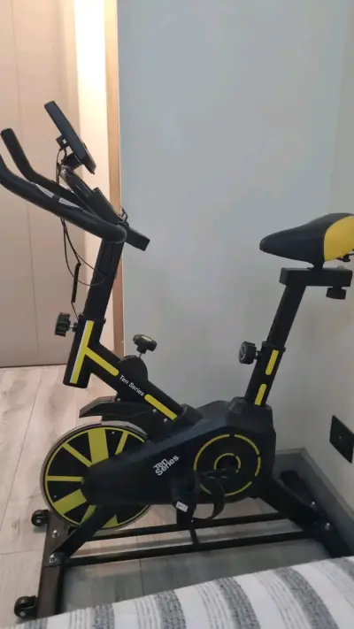 Bicicleta estática negra y amarilla - miniatura 1