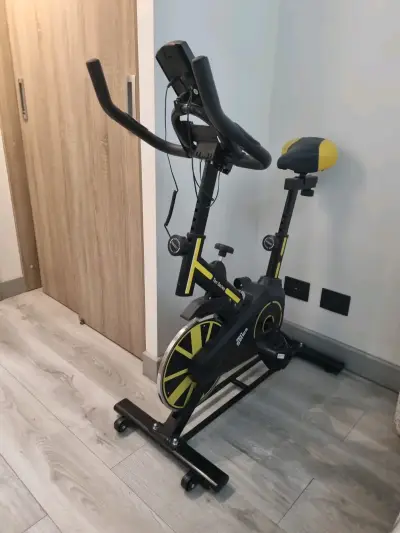 Bicicleta estática negra y amarilla - miniatura 2