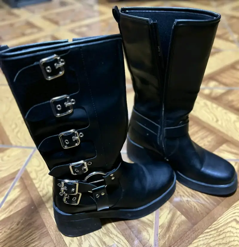 Botas negras motociclista con hebillas