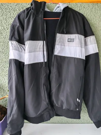 Chaqueta negra con capucha - miniatura 1