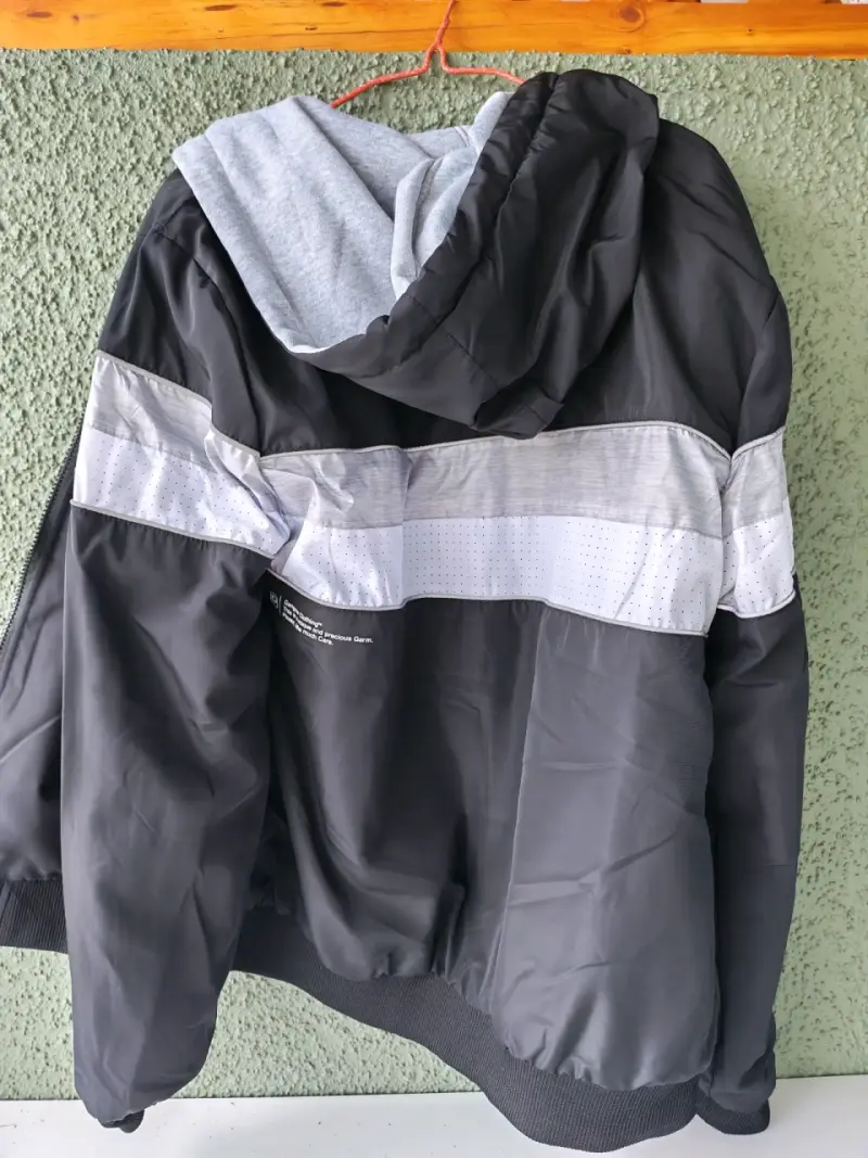 Chaqueta negra con capucha - 2