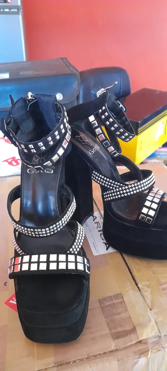 Sandalias negras con tachas y tacos altos
