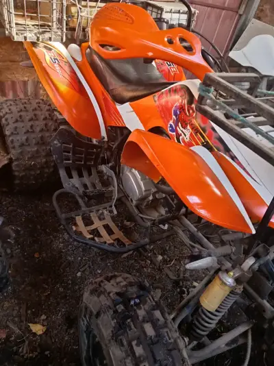 Cuatrimoto naranja 250cc - miniatura 1