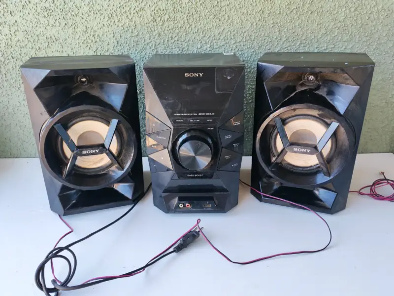 Minicomponente Sony con parlantes