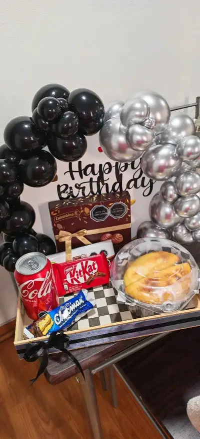 Canasta de cumpleaños con golosinas - miniatura 1
