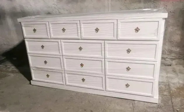 Cómoda de madera blanca