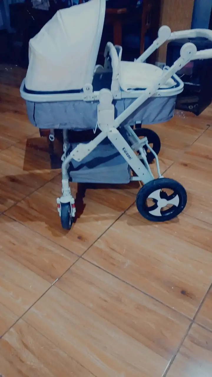 Coche de bebé gris y blanco - 1