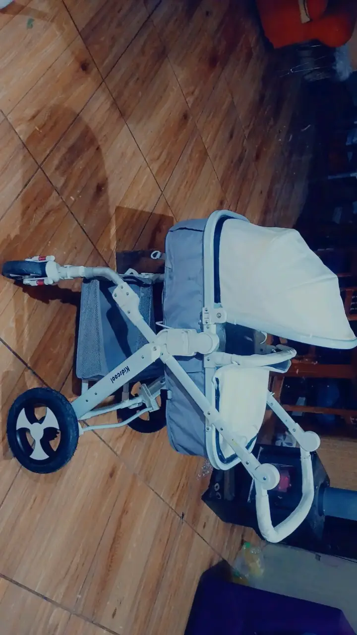 Coche de bebé gris y blanco - 2