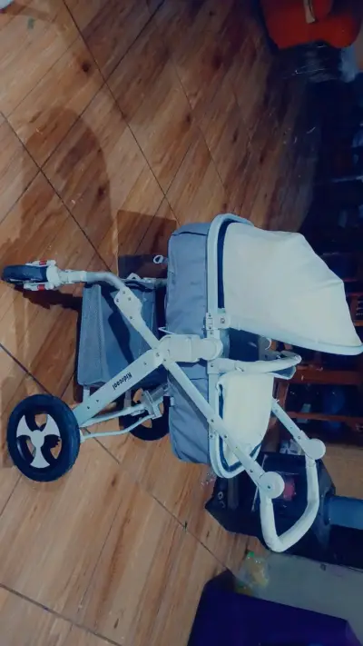 Coche de bebé gris y blanco - miniatura 2