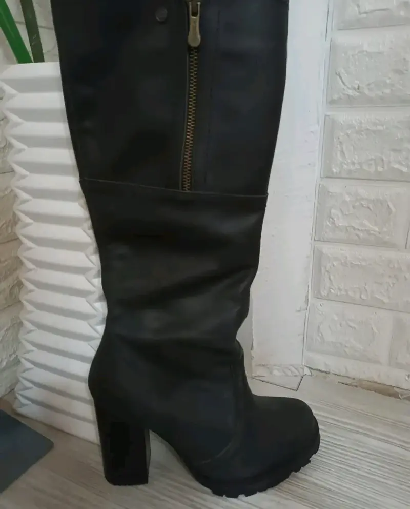 Botas negras de cuero con cremallera - 1