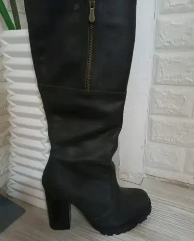 Botas negras de cuero con cremallera - miniatura 1