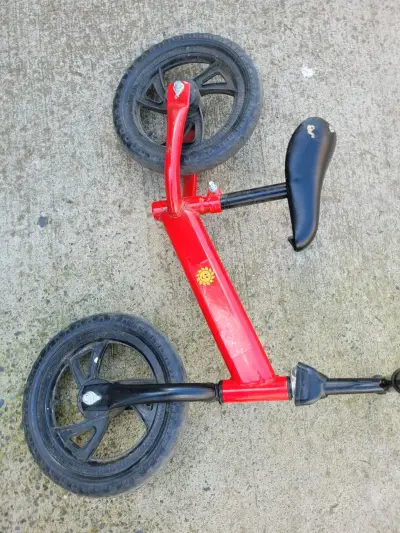 Bicicleta de equilibrio roja - miniatura 1