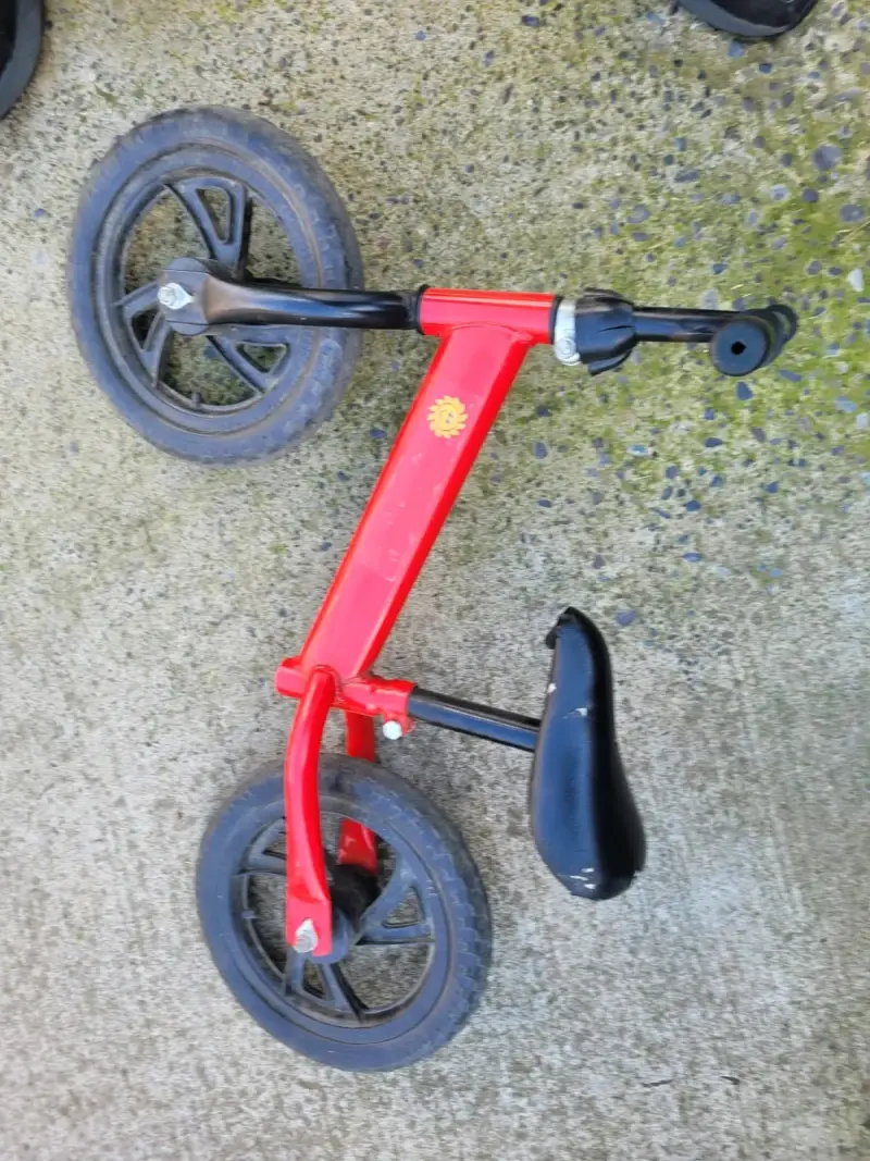 Bicicleta de equilibrio roja - 2