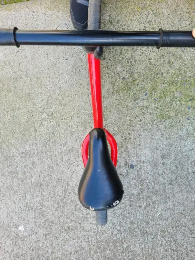 Bicicleta de equilibrio roja - miniatura 3