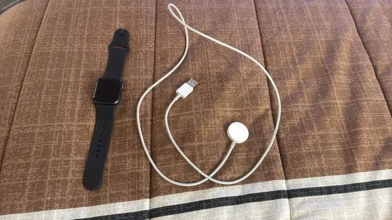 Smartwatch negro con cargador