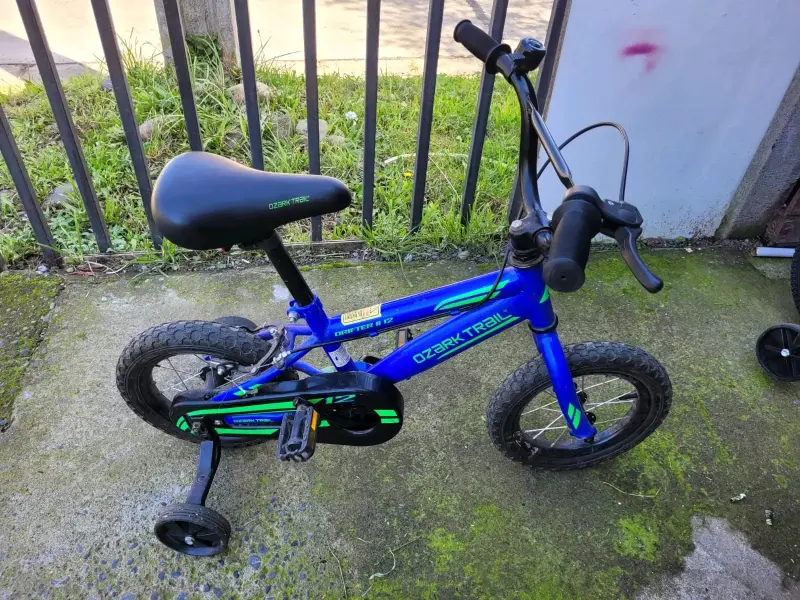 Bicicleta infantil azul con ruedas - 2
