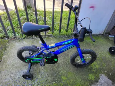 Bicicleta infantil azul con ruedas - miniatura 2