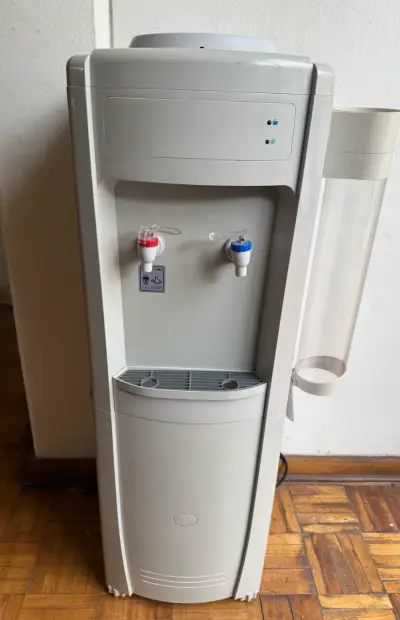 Dispensador de agua caliente fría - miniatura 1
