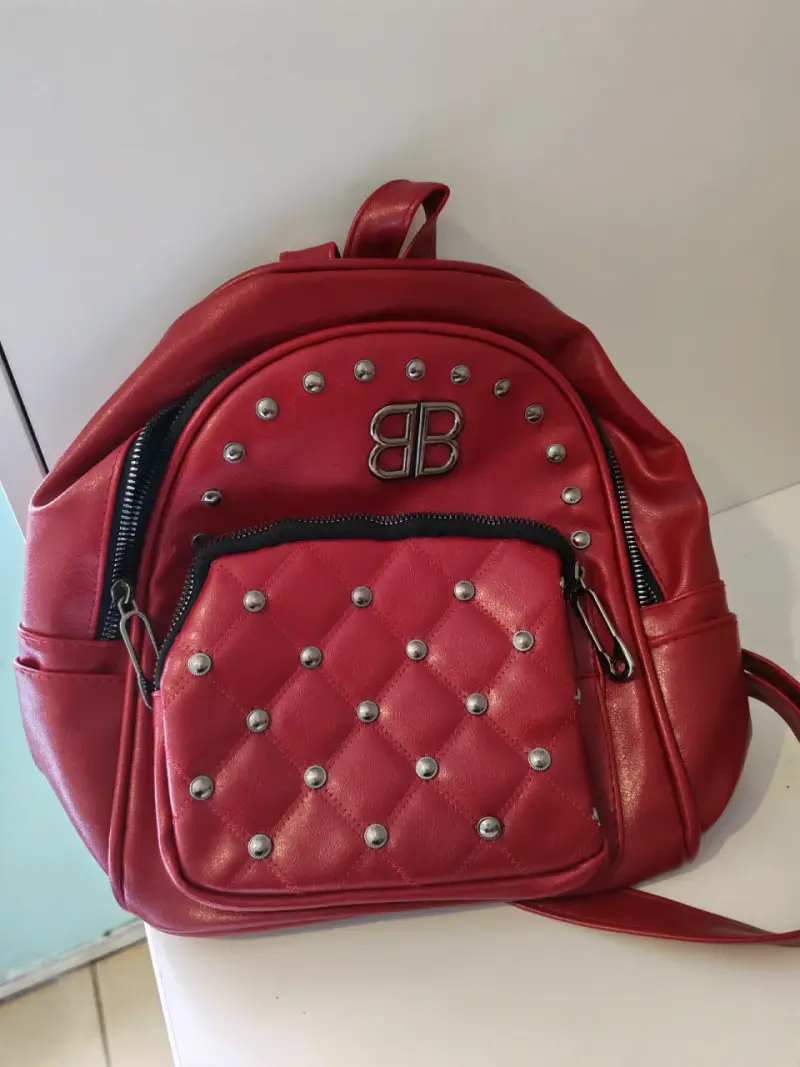 Mochila roja con tachas - 1