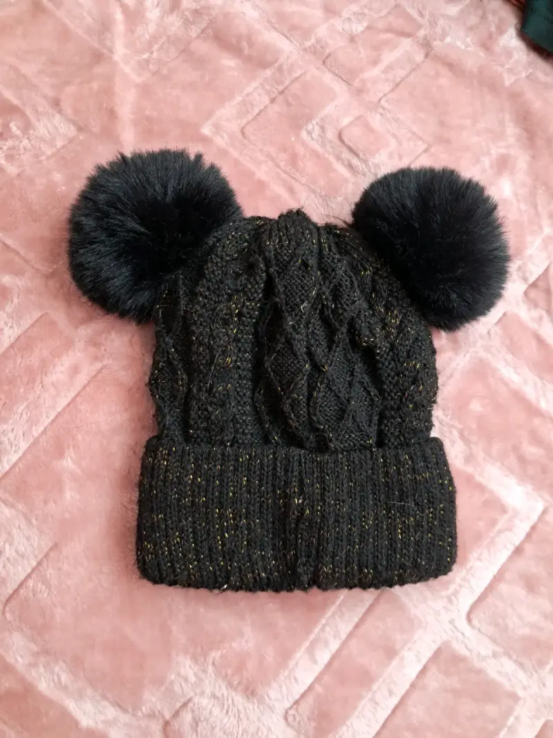 Gorro tejido negro con pompones